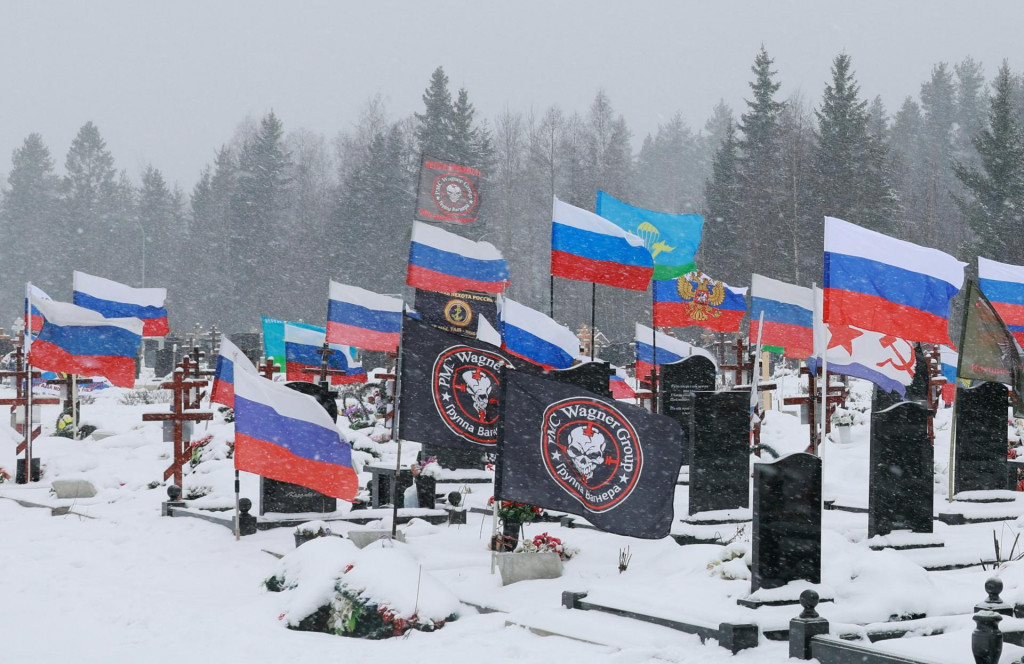 Vlajky, vejúce nad hrobmi príslušníkov ruskej armády, ktorí boli zabití počas rusko-ukrajinského konfliktu. FOTO: REUTERS