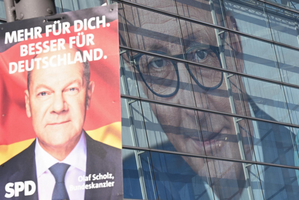 Plagát Friedricha Merza, nemeckého konzervatívneho kandidáta na kancelára a lídra strany Kresťanskodemokratická únia (CDU), visí v sídle strany pri plagáte kancelára Olafa Scholza z SPD. FOTO: Reuters