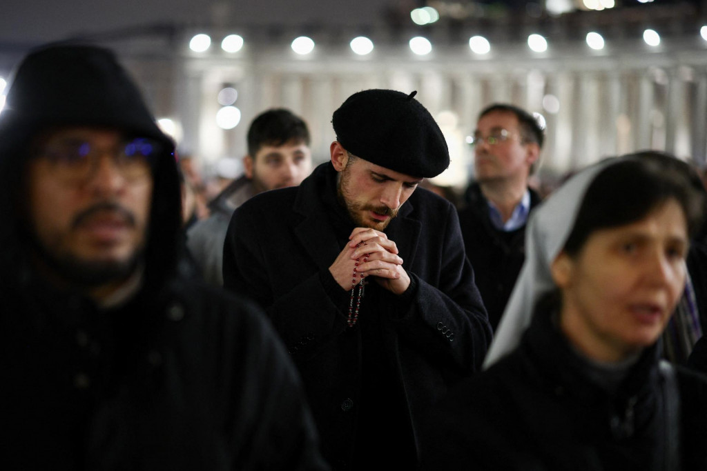 Tisíce ľudí sa zhromaždili na vatikánskom Námestí sv. Petra, kde sa modlili za pápeža Františka. FOTO: Reuters