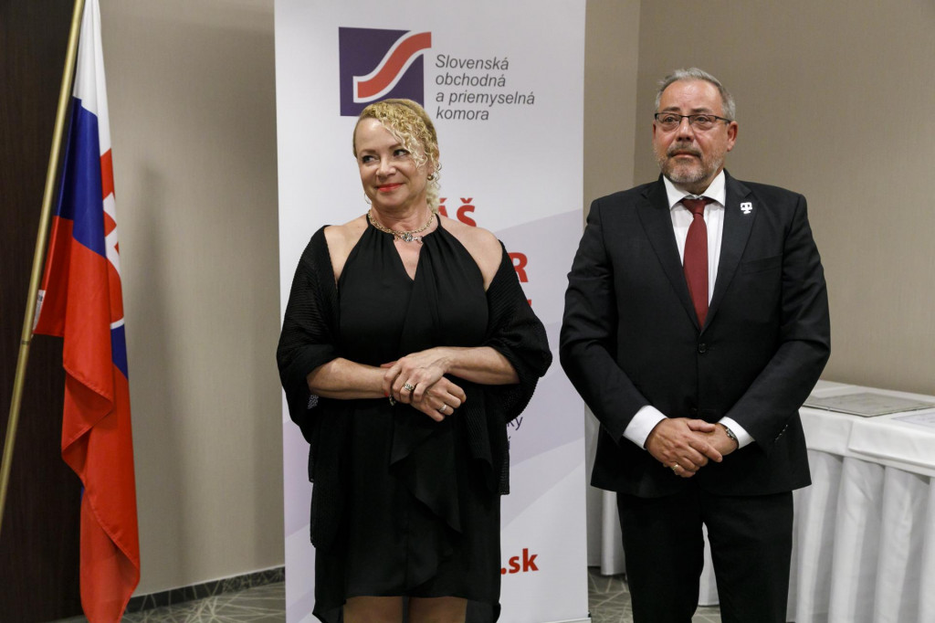 Víťazi súťaže Veľká cena SOPK za uplatňovanie etických princípov v podnikaní: Viktoria Vranská (ADRIAN GROUP) a Andreas Truls (Deutsche Telekom IT Solutions Slovakia). FOTO: SOPK