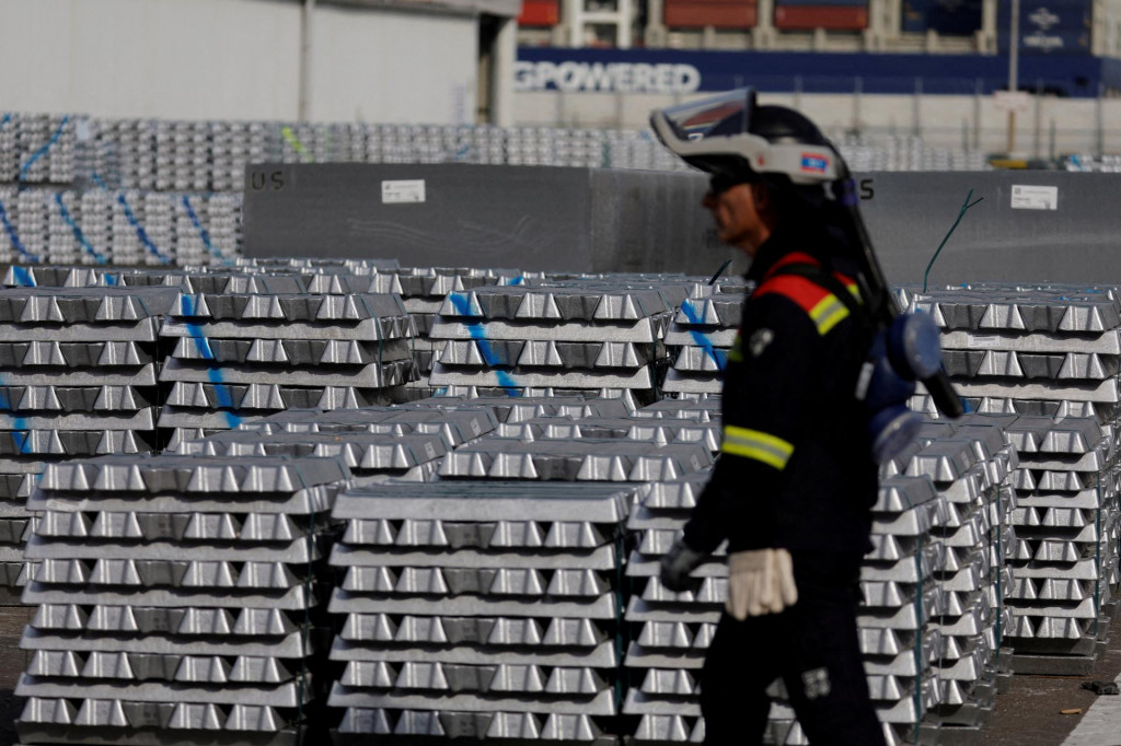 V USA sa minulý rok vyrobilo len 670-tisíc metrických ton hliníka v porovnaní s 3,7 miliónmi v roku 2000. FOTO: REUTERS