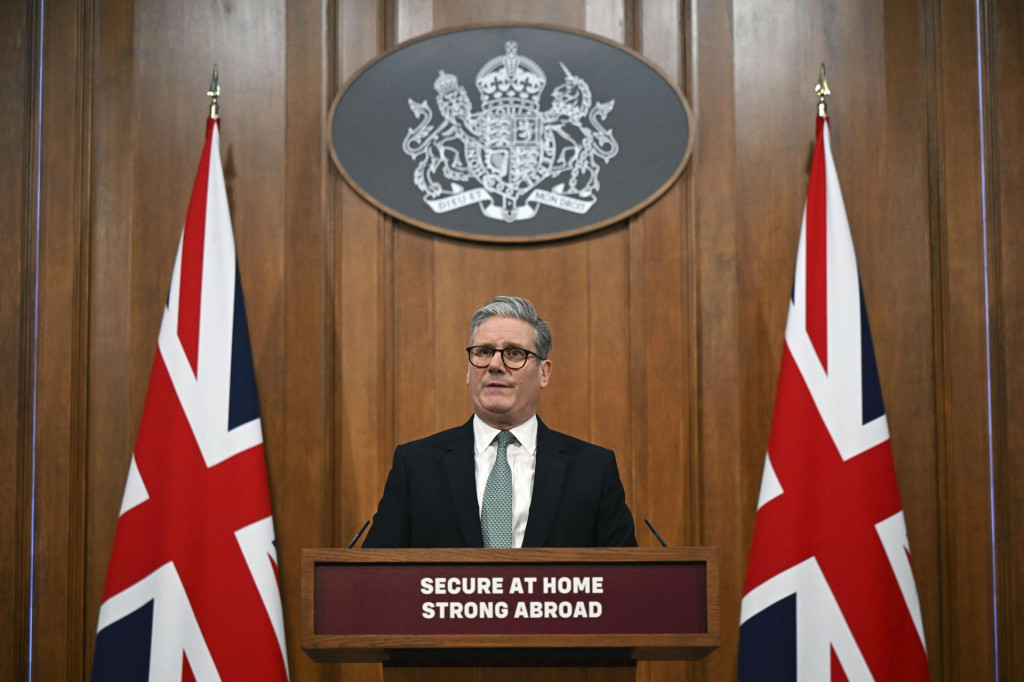 Britský premiér Keir Starmer oznamuje, že bude nadchádzajúci víkend hostiť ďalší mimoriadny summit európskych krajín o Ukrajine v Londýne v utorok 25. februára 2025. FOTO: TASR/AP