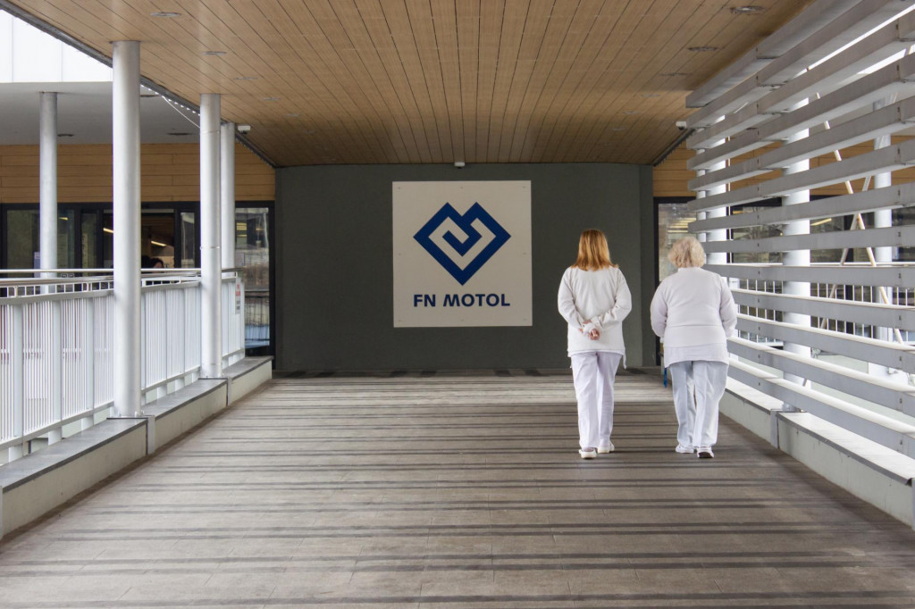 Na snímke Fakultná nemocnica v Motole, ktorá je najväčším zdravotníckym zariadením v Českej republike. FOTO: TASR/Barbora Vizváryová