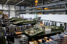 Na snímke bojové vozidlá Lynx na výrobnej linke v závode nemeckej spoločnosti Rheinmetall. FOTO: Reuters