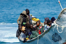 Migranti z Afriky mieria na španielske pobrežie. FOTO: Reuters