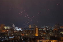 Na nočnej oblohe sú stopy, keď ukrajinskí vojaci strieľajú na dron počas útoku ruského dronu uprostred ruského útoku na Ukrajinu v Kyjeve. FOTO: Reuters