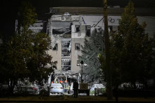 Poškodená obytná budova v Kyjeve pri ruskom útoku. FOTO: Reuters