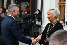 Na snímke zľava prezident SR Peter Pellegrini a primátorka mesta Skalica Oľga Luptáková sa vítajú v Skalici počas regionálneho výjazdu hlavy štátu na Záhorie v stredu 26. februára 2025. FOTO TASR