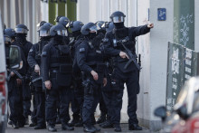 Policajti strážia ulicu pred okresným súdom po incidente v centre mesta Bielefeld v spolkovej krajine Severné Porýnie-Vestfálsko na západe Nemecka. FOTO: TASR/AP