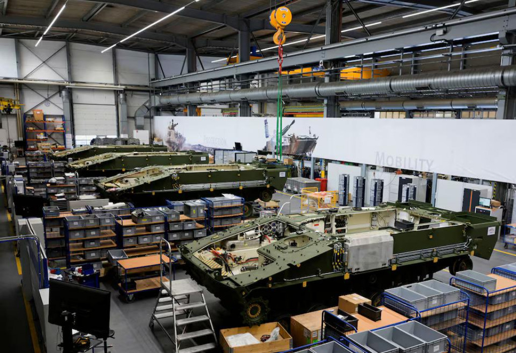 Na snímke bojové vozidlá Lynx na výrobnej linke v závode nemeckej spoločnosti Rheinmetall. FOTO: Reuters