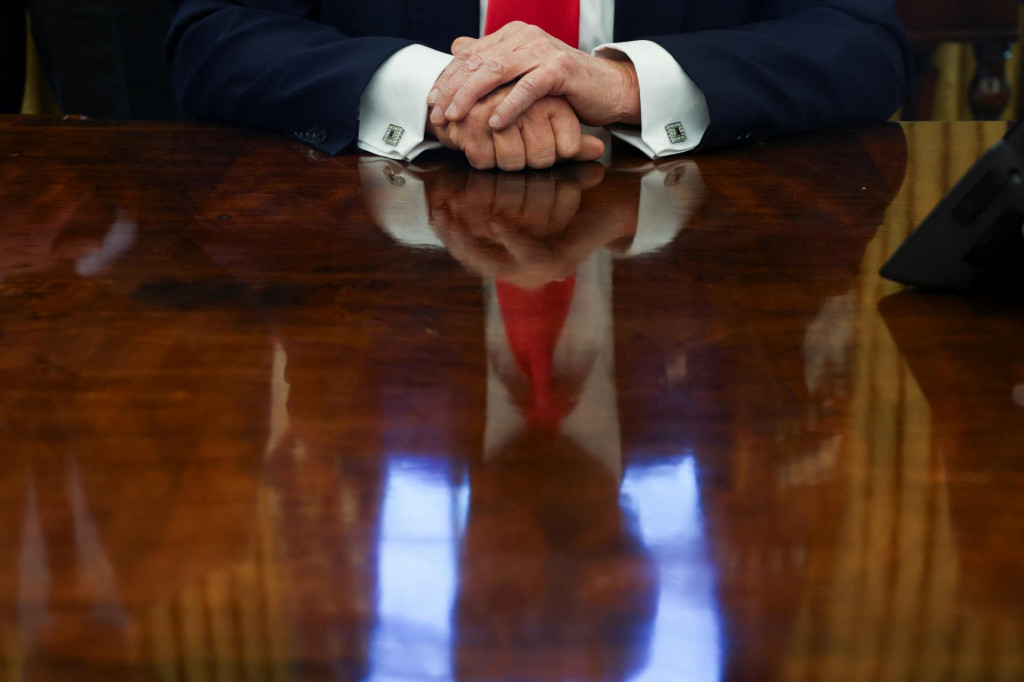 Trump musel pred večerným hlasovaním zdvihnúť telefón a porozprávať sa s predsedom Snemovne reprezentantov Mikeom Johnsonom, aby presvedčil republikánov, nech navrhované opatrenia podporia, informovali americké médiá. FOTO: REUTERS