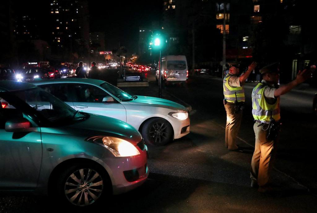 Policajti riadia dopravu počas výpadku prúdu v meste Vina del Mar v Čile. FOTO: Reuters