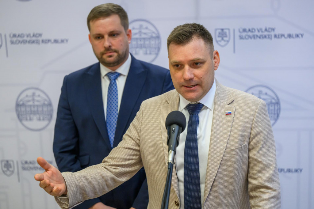 Na snímke zľava minister zdravotníctva Kamil Šaško (Hlas) a podpredseda vlády a minister životného prostredia Tomáš Taraba (nominant SNS) rozprávajú s novinármi pred 75. schôdzou vlády. FOTO: TASR/Jaroslav Novák