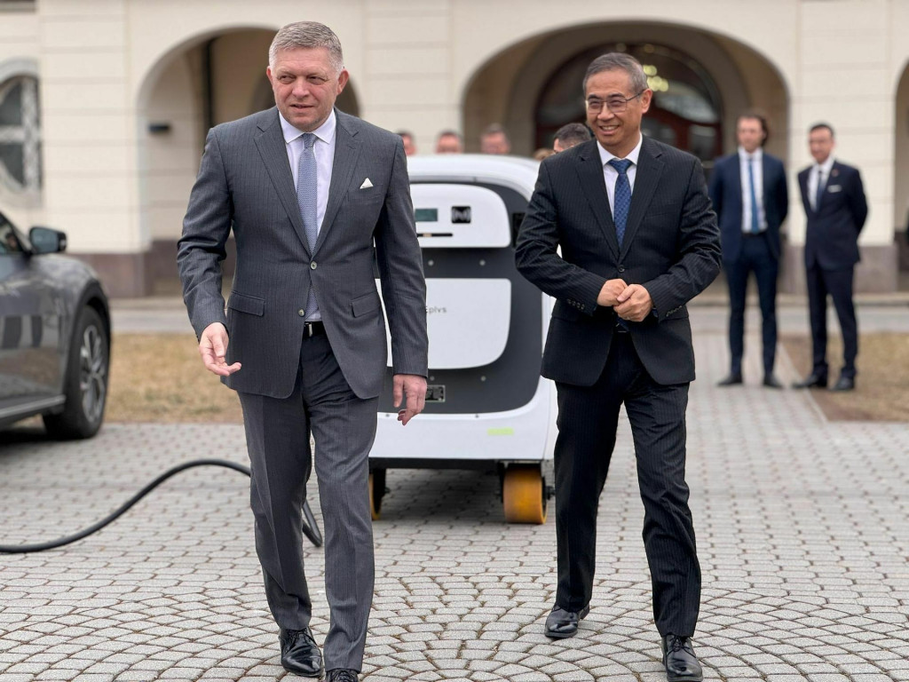 Premi&eacute;r Robert Fico a predstaviteľ spoločnosti Gotion InoBat Batteries v z&aacute;hrade &Uacute;radu vl&aacute;dy v Bratislave. FOTO: HN/Akos Cs&eacute;pl&ouml;