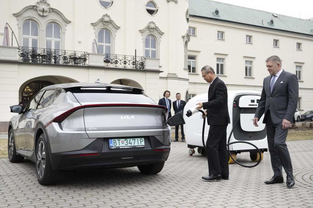 Na sn&iacute;mke vpravo predseda vl&aacute;dy Robert Fico a predseda predstavenstva Gotion Inobat Batteries, prezident Gotion EMEA Steven Cai. FOTO: TASR/P. Neubauer