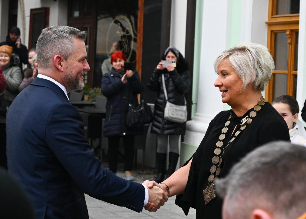 Na snímke zľava prezident SR Peter Pellegrini a primátorka mesta Skalica Oľga Luptáková sa vítajú v Skalici počas regionálneho výjazdu hlavy štátu na Záhorie v stredu 26. februára 2025. FOTO TASR