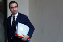 Francúzsky minister obrany Sebastien Lecornu odchádza po týždennom zasadnutí vlády v Elyzejskom paláci v Paríži. FOTO: REUTERS
