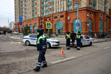 Dopravní policajti hliadkujú v Moskve. FOTO: Reuters