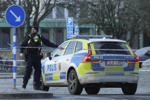Na snímke hliadkuje švédsky policajt. FOTO: TASR/AP