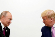 Na archívnej snímke americký prezident Donald Trump a ruský prezident Vladimir Putin. FOTO: REUTERS