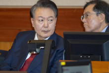 Odvolaný juhokórejský prezident Jun Sok-jol (vľavo) sa zúčastňuje na desiatom pojednávaní v procese ústavnej obžaloby za jeho pokus vyhlásiť vlani v decembri stanné právo. FOTO: TASR/AP