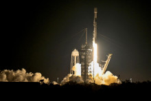 Raketa SpaceX Falcon 9 štartuje zo štartovacieho komplexu-39A nesúca lunárny pristávací modul Nova-C Athena ako súčasť iniciatívy NASA Commercial Lunar Payload z Kennedyho vesmírneho strediska na Cape Canaveral na Floride v USA. FOTO: Reuters