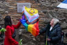 Preživšia teroristického útoku na Zámockej Radka Trokšiarová (zľava) a Dana Šibíková, mama zavraždeného Juraja Vankuliča počas odhalenia pamätnej tabule, ktorá bude pripomínať Juraja Vankuliča a Matúša Horvátha, obete teroristického útoku pred Teplárňou. FOTO: TASR/Jaroslav Novák