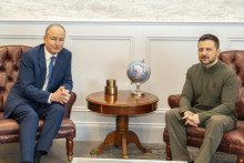 &Iacute;rsky premi&eacute;r Miche&aacute;l Martin (vľavo) a ukrajinsk&yacute; prezident Volodymyr Zelenskyj počas stretnutia na medzin&aacute;rodnom letisku Shannon v &Iacute;rsku. FOTO: TASR/AP