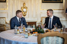 Premiér Robert Fico odovzdal vo prezidentovi Petrovi Pellegrinimu návrh na personálnu zmenu vo vláde. FOTO: Facebook/Robert Fico