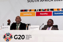 Lesetja Kganyago, guvernérka Juhoafrickej rezervnej banky, a juhoafrický minister financií Enoch Godongwana hovoria s médiami o stretnutiach G20 v Kapskom Meste. FOTO: Reuters