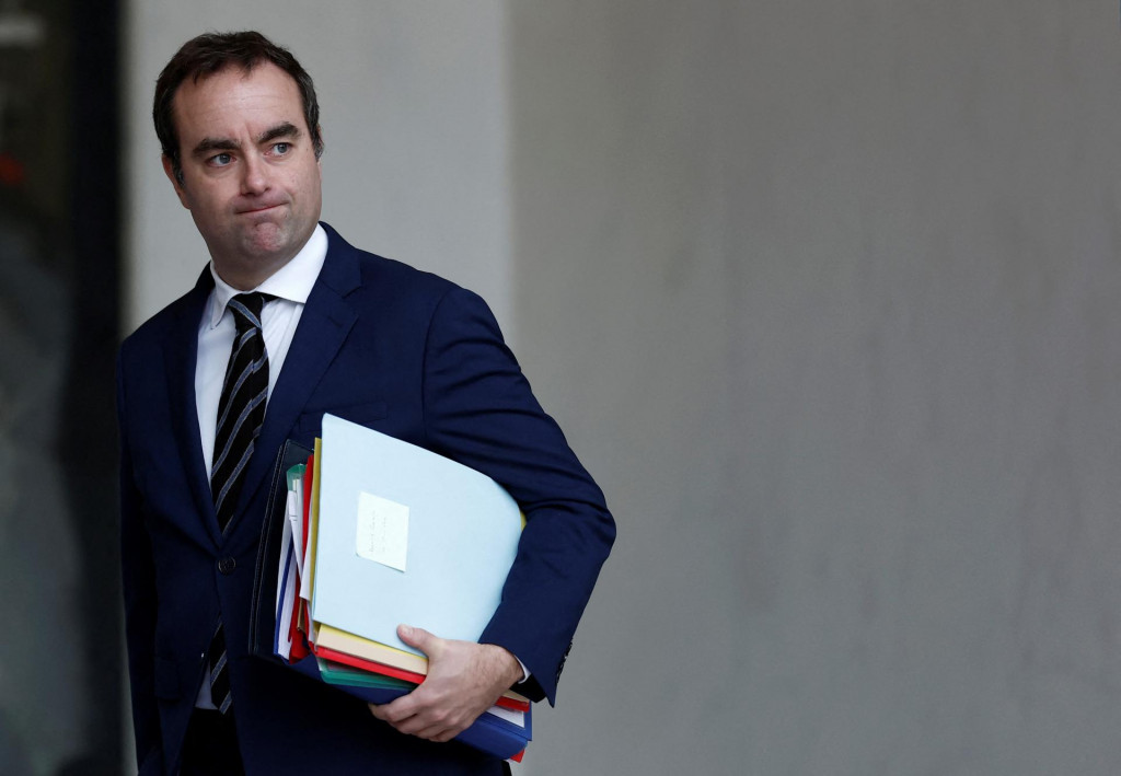 Francúzsky minister obrany Sebastien Lecornu odchádza po týždennom zasadnutí vlády v Elyzejskom paláci v Paríži. FOTO: REUTERS