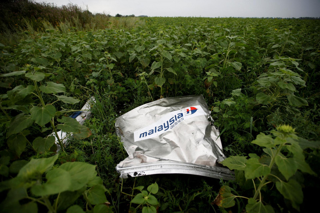 Trosky Boeingu 777 Malaysia Airlines, ktoré sa zrútilo, ležia na zemi neďaleko obce Rozsypne v Doneckej oblasti. FOTO: Reuters