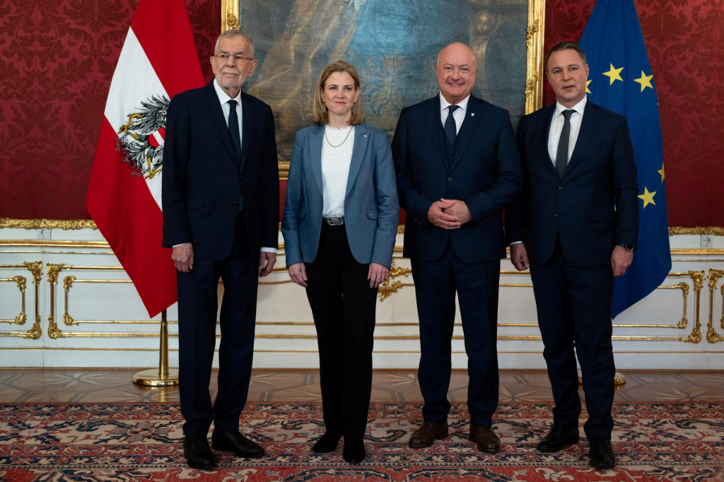 Zľava rakúsky prezident Alexander Van der Bellen, šéfka strany NEOS Beate Meinl-Reisingerová, predseda Ľudovej strany (ÖVP) Christian Stocker, šéf sociálnych demokratov Andreas Babler pózujú pri tlačovom vyhlásení v paláci Hofburg. FOTO: Reuters