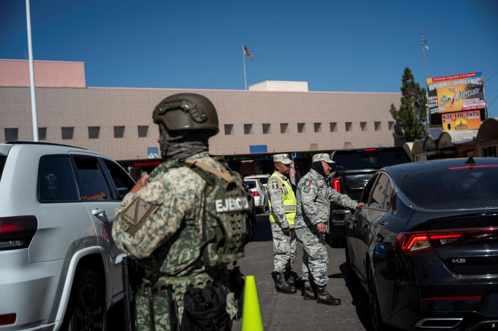 Transrodoví Američania čelia v posledných rokoch v oblasti vojenskej služby diametrálne odlišným prístupom: kým demokratické administratívy sa im snažili povoliť službu v armáde, staronový republikánsky prezident Donald Trump sa ich snaží držať mimo armády. FOTO: REUTERS