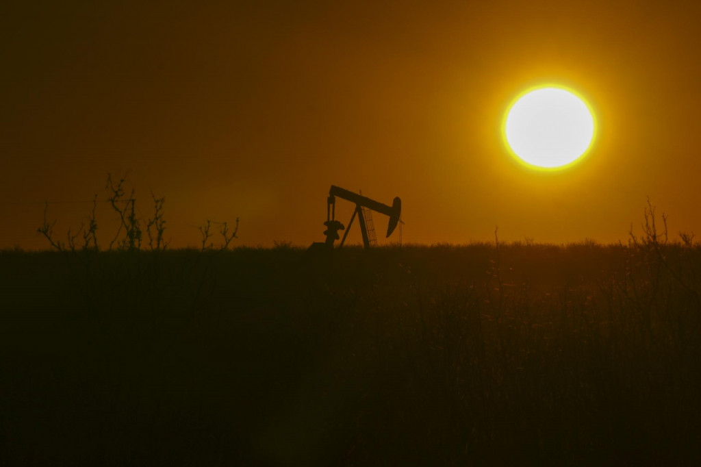 Na snímke ropný vrt pri východe slnka v meste Hobbs v americkom štáte Nové Mexiko. FOTO: TASR/AP