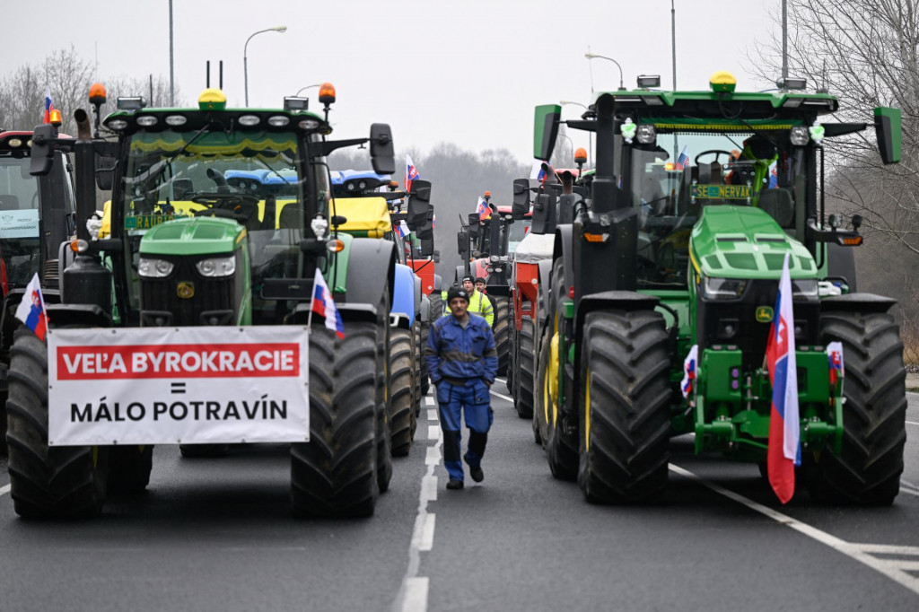 Proti dovozu potravín z krajín mimo EÚ protestujú na hraničnom priechode Hodonín - Holíč poľnohospodári z Česka, Slovenska, Maďarska a Rakúska. FOTO: Reuters