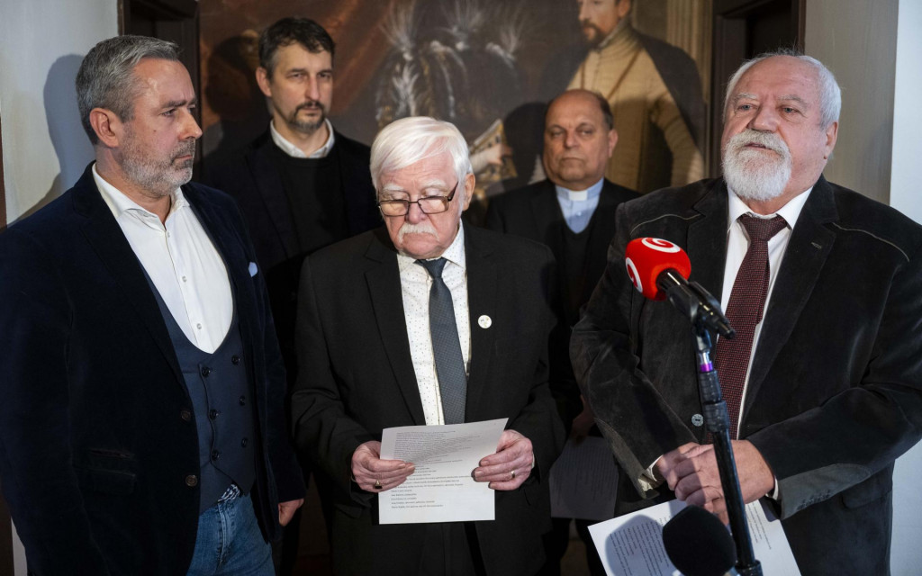 Štatutár Inštitútu pre výskum sociálnych rizík Martin Halás (zľava), predseda Jednoty dôchodcov Slovenska Michal Kotian, predseda OZ Kresťanskí seniori pamäť národa Viliam Oberhauser, v zadnom rade zľava predseda slovenských katolíkov Miroslav Vetrík a katolícky kňaz ján Košiar. FOTO: TASR /Jakub Kotian