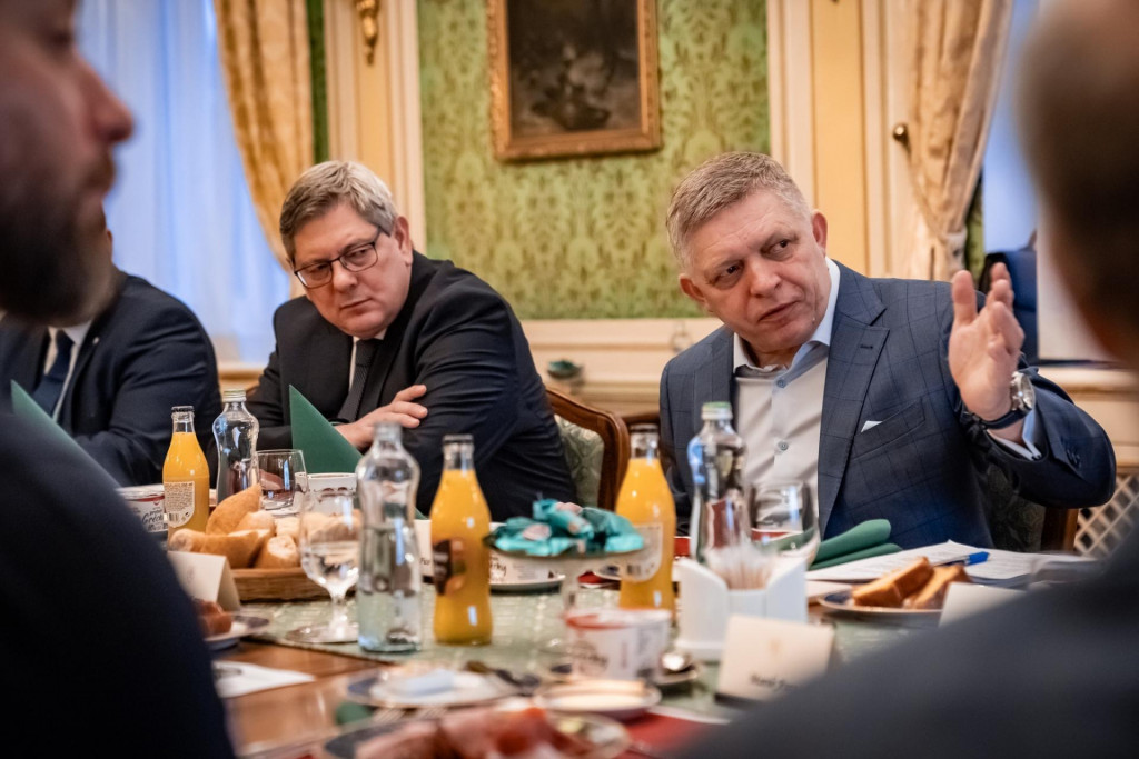Premiér Robert Fico rokoval s odborníkmi o príprave avizovanej novely ústavy. FOTO: Facebook/Robert Fico