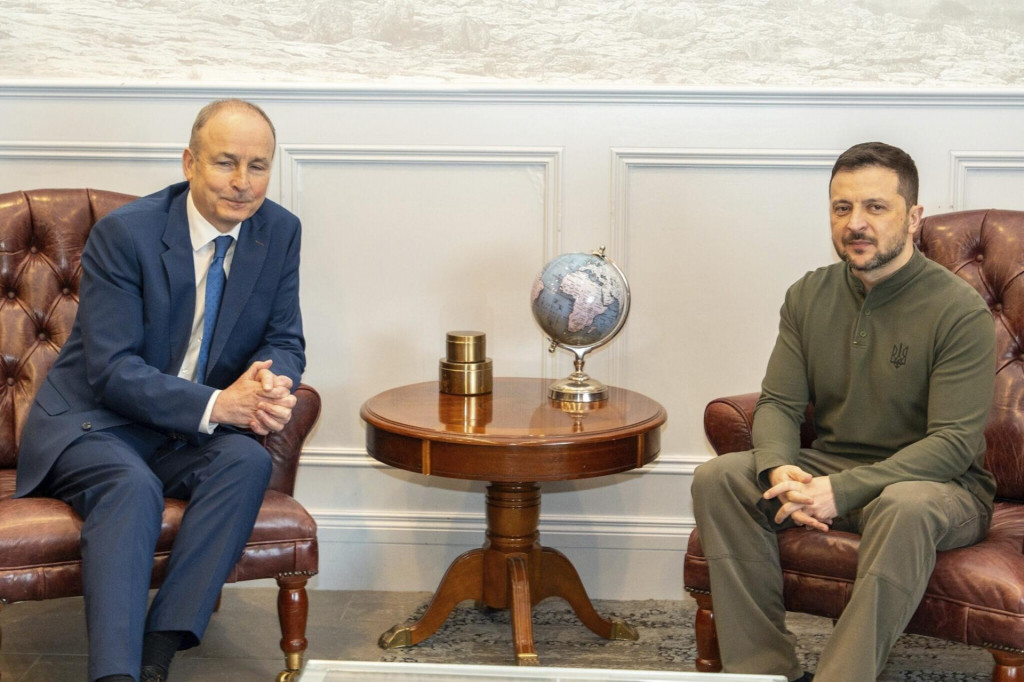Írsky premiér Micheál Martin (vľavo) a ukrajinský prezident Volodymyr Zelenskyj počas stretnutia na medzinárodnom letisku Shannon v Írsku. FOTO: TASR/AP