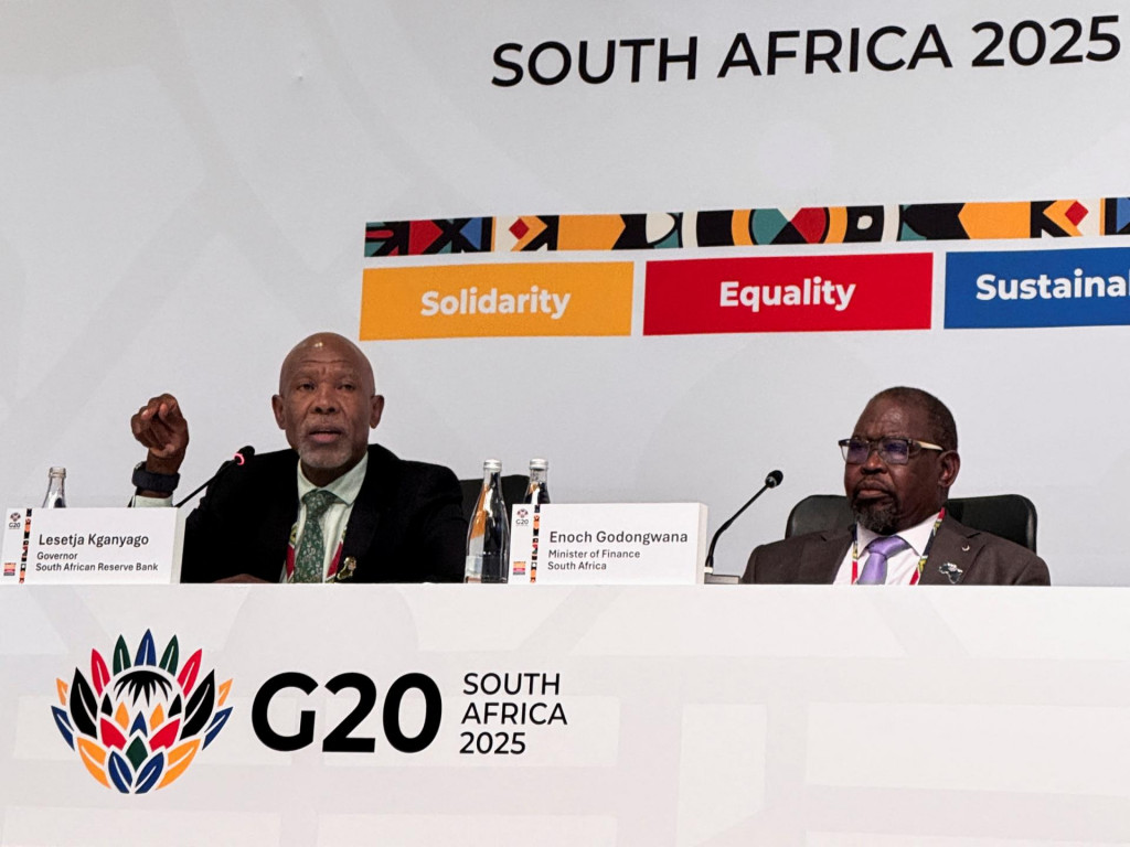 Lesetja Kganyago, guvernérka Juhoafrickej rezervnej banky, a juhoafrický minister financií Enoch Godongwana hovoria s médiami o stretnutiach G20 v Kapskom Meste. FOTO: Reuters