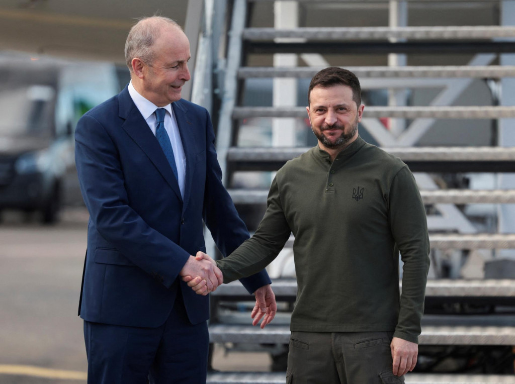 Írsky premiér Micheal Martin pozdravuje ukrajinského prezidenta Volodymyra Zelenského. FOTO: Reuters