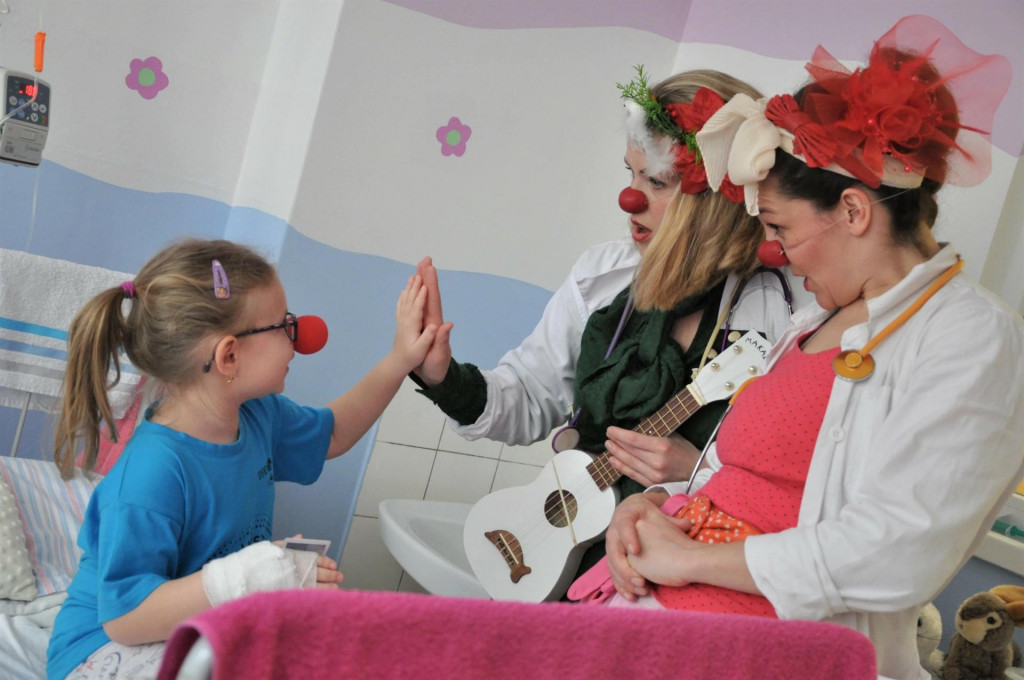 Zdravotní klauni a klaunky prinášajú deťom i seniorom psychickú pohodu.