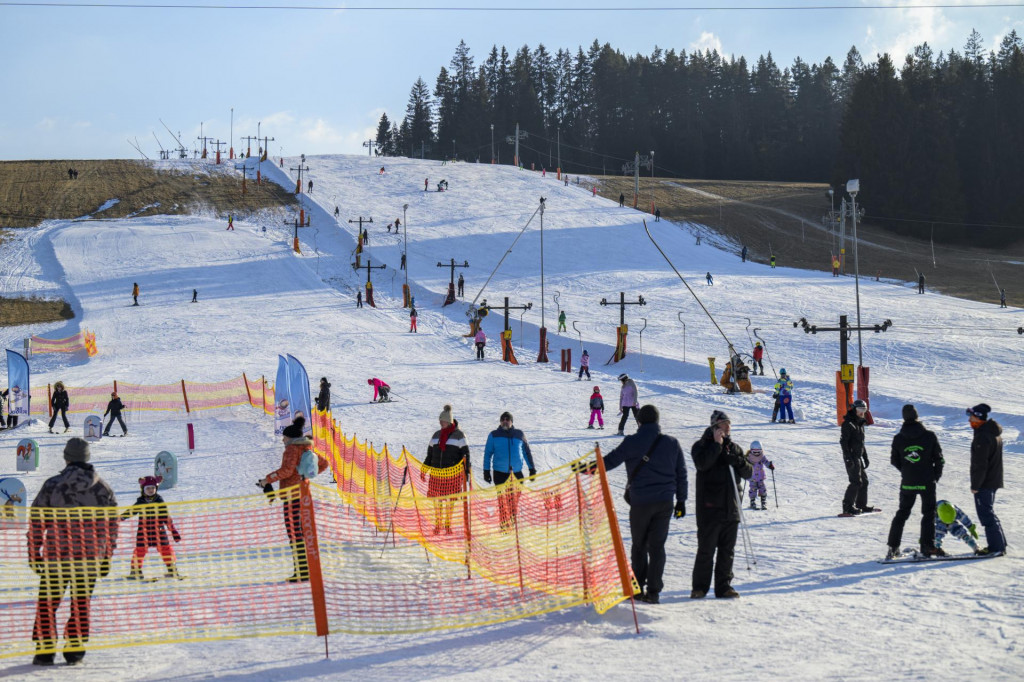 V menších centrách už vykúka spod snehu tráva. Zasnežovať sa nedá, je to neekonomické. FOTO: TASR/V. Mihaliková