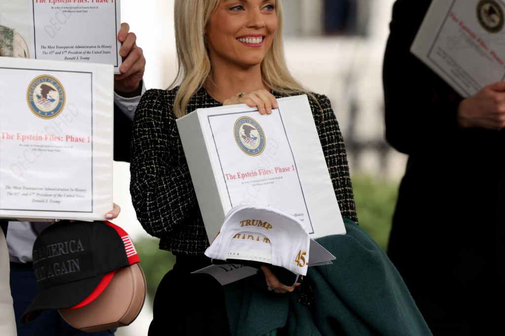 Podľa Bondiovej boli dokumenty zverejnené v rámci plnenia prísľubu transparentnej vlády, ktorý dal americký prezident Donald Trump, hoci bezprostredne nebolo jasné, či obsahujú nové informácie. FOTO: REUTERS