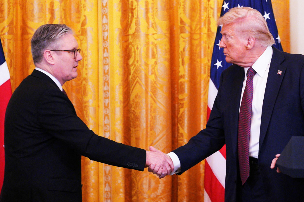 Britský premiér Keir Starmer a americký prezident Donald Trump si podali ruky na spoločnej tlačovej konferencii vo východnej miestnosti v Bielom dome. FOTO: Reuters