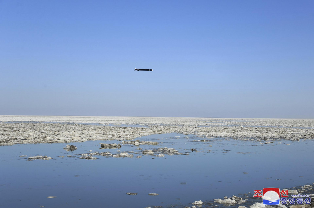 Na snímke severokórejskej vlády z 28. februára 2025 ”cvičenie vypustenia strategickej strely s plochou dráhou letu”, ktoré KĽDR vykonala tento týždeň v Žltom mori. Informovali o tom štátne médiá Pchjongjangu v piatok 28. februára. Účelom cvičenia bolo podľa nich demonštrovať pripravenosť jadrových síl krajiny. FOTO: TASR/AP
