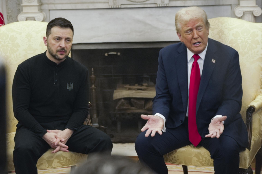 Americk&yacute; prezident Donald Trump a ukrajinsk&yacute; prezident Volodymyr Zelenskyj počas stretnutia v Ov&aacute;lnej pracovni Bieleho domu vo Washingtone. FOTO: TASR/AP
