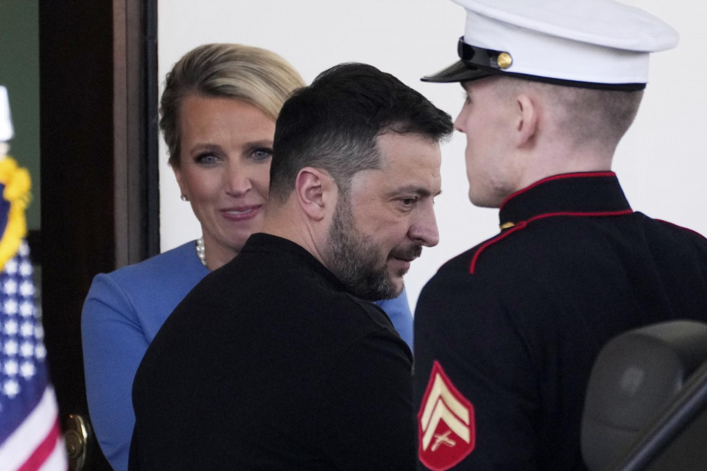 Ukrajinský prezident Volodymyr Zelenskyj (vľavo) odchádza z Bieleho domu vo Washingtone. FOTO: TASR/AP