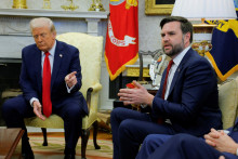 Americký prezident Donald Trump vedľa amerického viceprezidenta J.D. Vancea pri stretnutí s ukrajinským prezidentom Volodymyrom Zelenským v Bielom dome. FOTO: Reuters