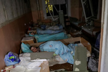 Pacienti ležia na l&ocirc;žkach na po&scaron;kodenom oddelen&iacute; a čakaj&uacute; na evaku&aacute;ciu z nemocnice zasiahnutej rusk&yacute;m dronov&yacute;m &uacute;tokom v Charkove. FOTO: Reuters